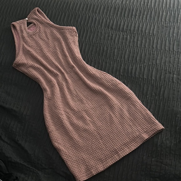 Elegant Pink Sleeveless Dress - Picture 2 of 3